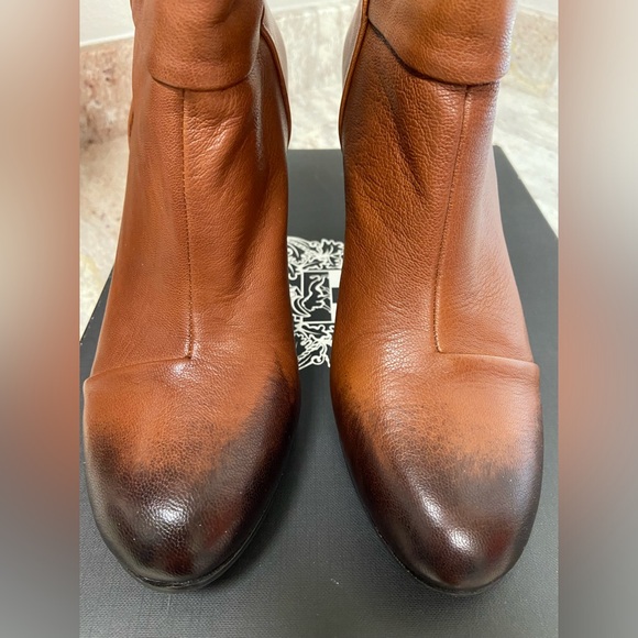 Vince Camuto Hadley, Size 9.5, New Caramel, Oil Sheep, in box - Picture 3 of 8